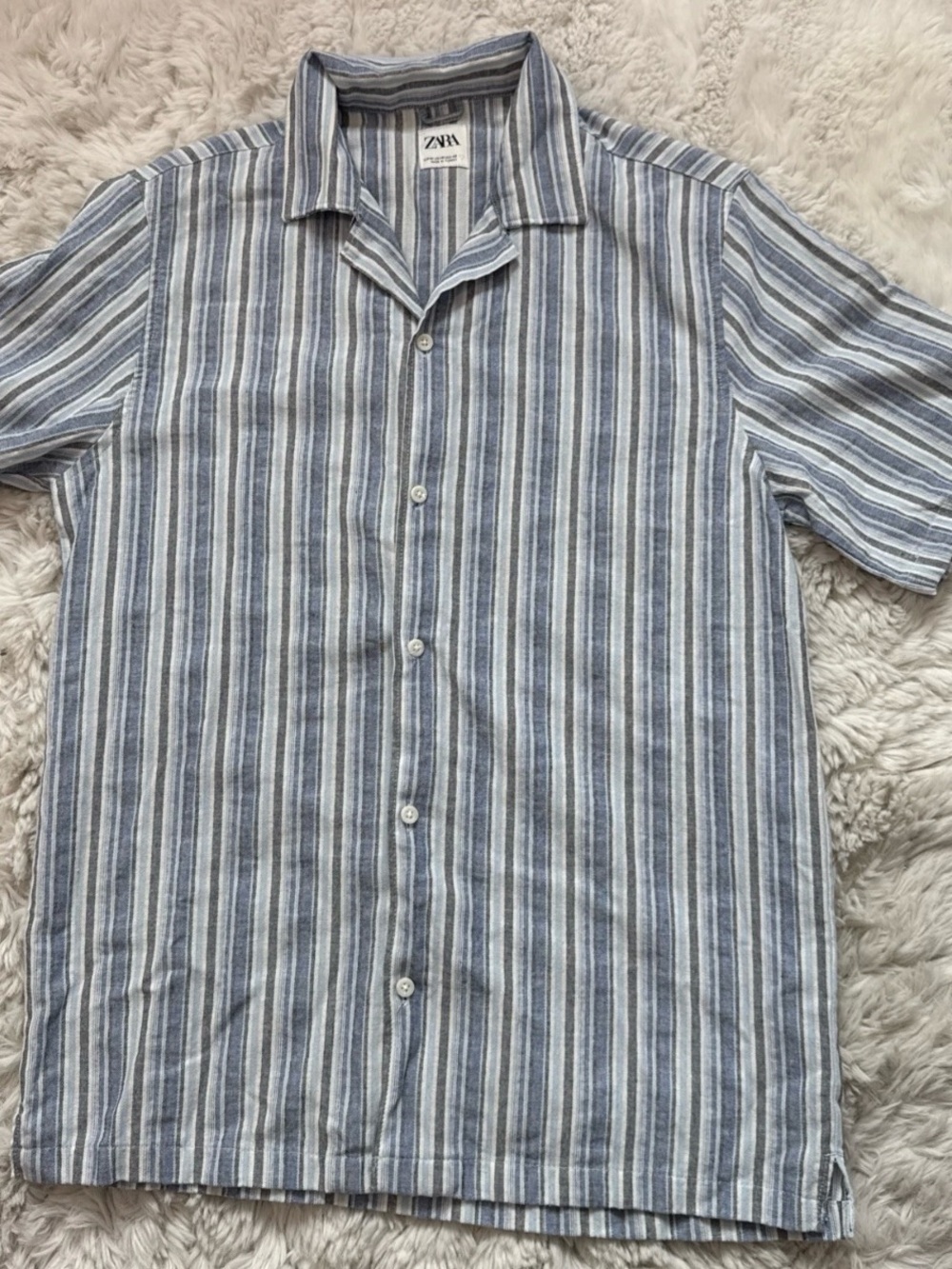 Zara Men’s Light Blue and White Vertical Stripe Short-Sleeve Button-Down size M